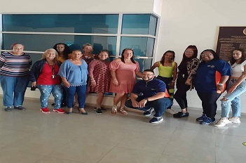 Foto Residentes de Alejandrino Reciben Taller de Esmaltado de Uñas</a></h2>