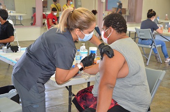 Foto Continúa la Campaña Vacunación en los Residenciales de AVP</a></h2>