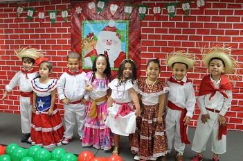 Foto Niños del Centro de Cuido del Departamento de la Vivienda Gozaron de lo Lindo en su Fiesta de Navidad</a></h2>