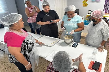 Foto Residentes Toman Curso de Repostería en Caguas</a></h2>