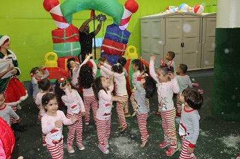 Foto Niños Centro de Cuido de Vivienda Entregan Carta de Navidad a Duende de Santa Claus</a></h2>