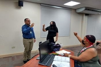 Foto Administración de Vivienda Pública Prepara a Residentes y Empleados a Comunicarse en Lenguaje de Señas</a></h2>