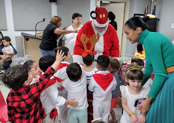 Santa entrega los regalos navideños a los niños y niñas del Centro Diurno de Cuido del Departamento de la Vivienda